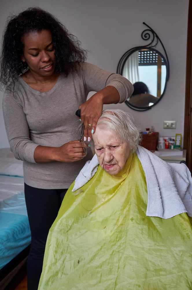 Coiffeur à domicile pour personne âgées, coupe et coiffage doux, dans le confort du domicile